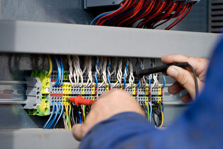 Instalasi kabel pada panel jaringan dari company profile MLI